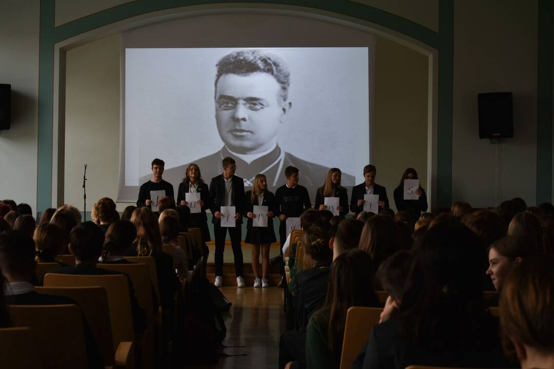 Pagerbė: Kauno Maironio universitetinės gimnazijos moksleiviai prieš Vėlines papuošė poeto amžinojo poilsio vietą, o jo gimtadienį minėjo spalį.