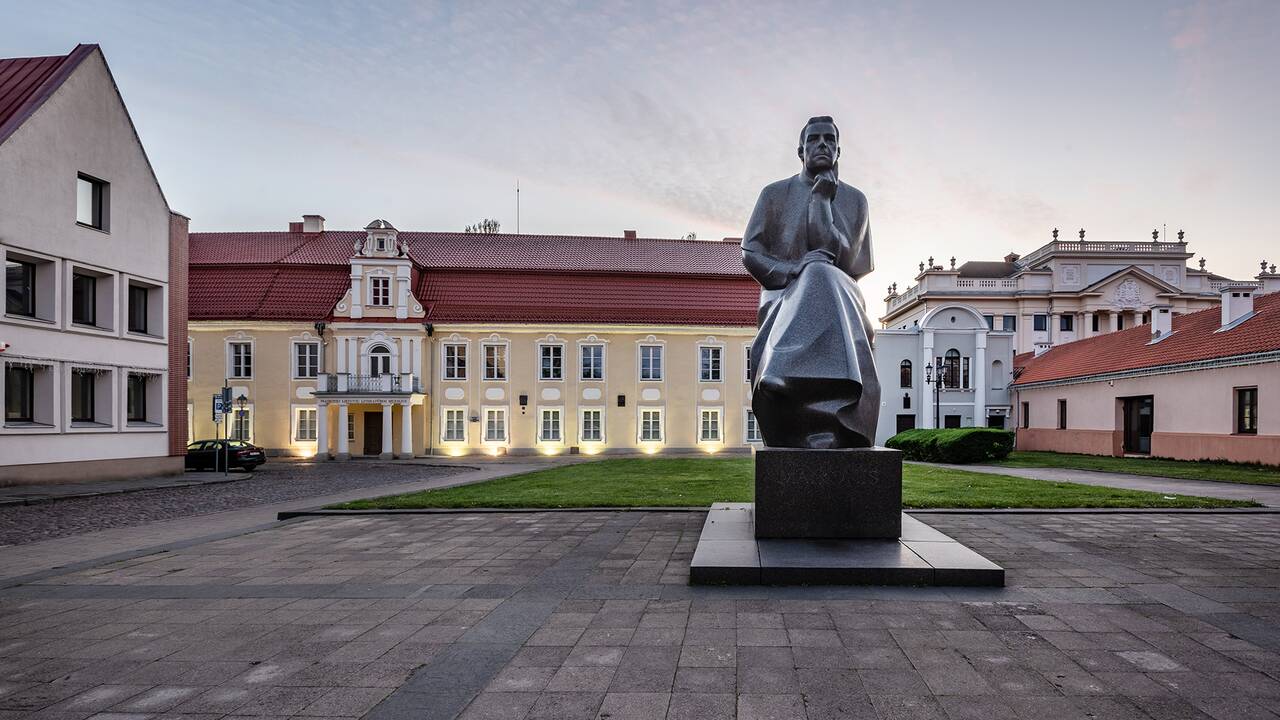 Pagerbė: Kauno Maironio universitetinės gimnazijos moksleiviai prieš Vėlines papuošė poeto amžinojo poilsio vietą, o jo gimtadienį minėjo spalį.