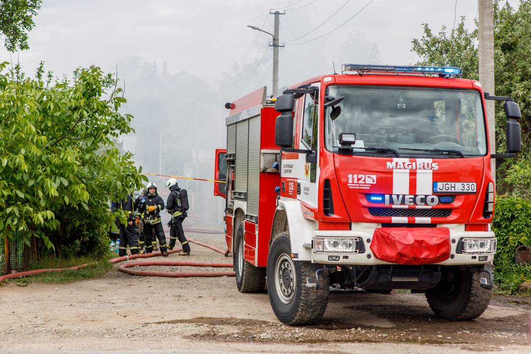 Vilijampolėje užsiliepsnojo gyvenamasis namas