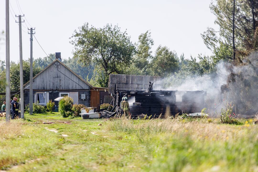 Girininkuose atvira liepsna degė namas