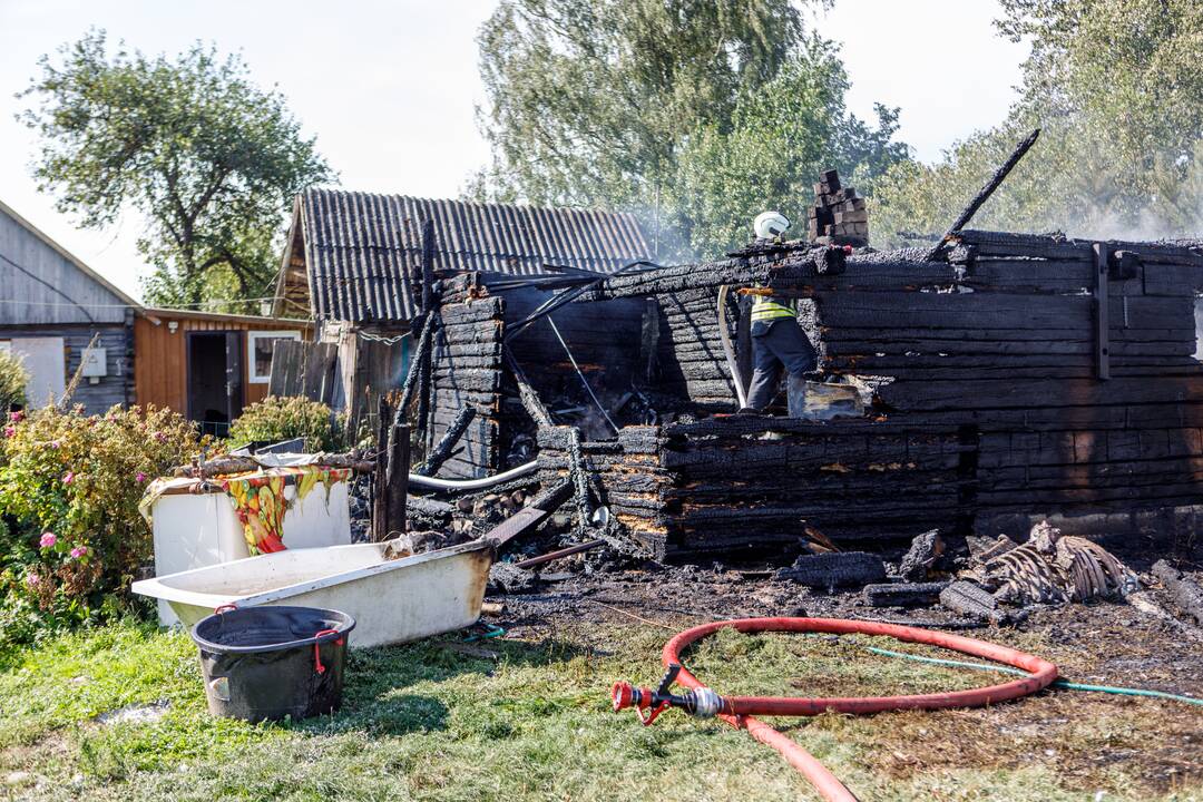 Girininkuose atvira liepsna degė namas