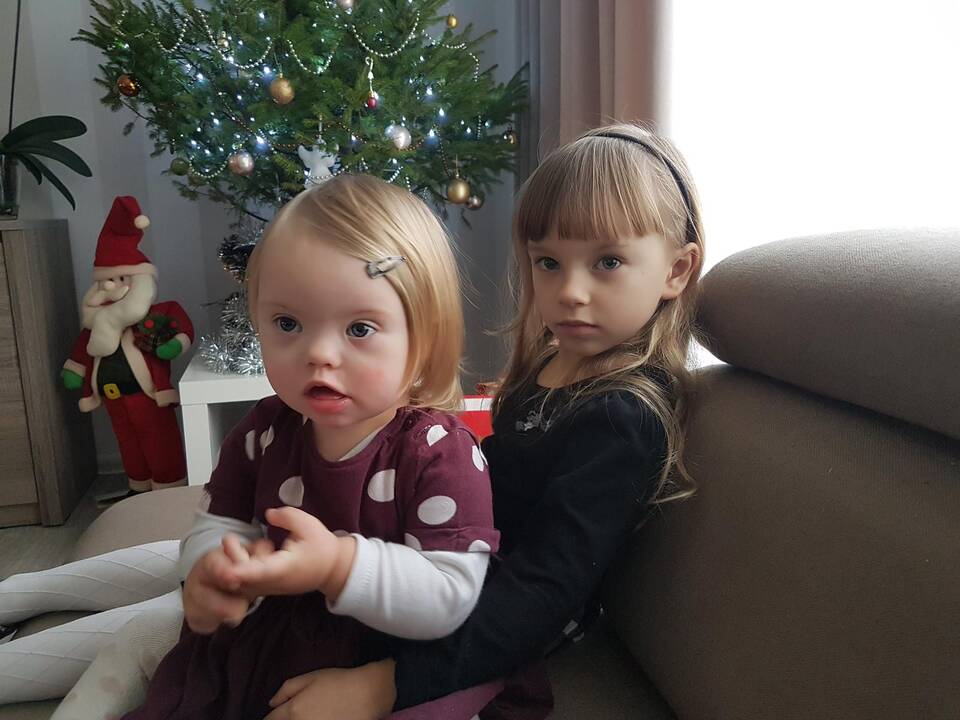 Odrė su tėveliais ir sesute