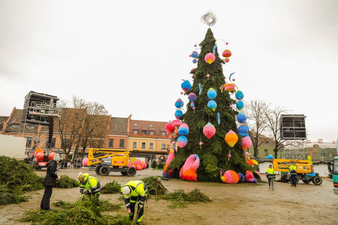 Ant pagrindinės Kauno eglės dėliojami paskutiniai akcentai