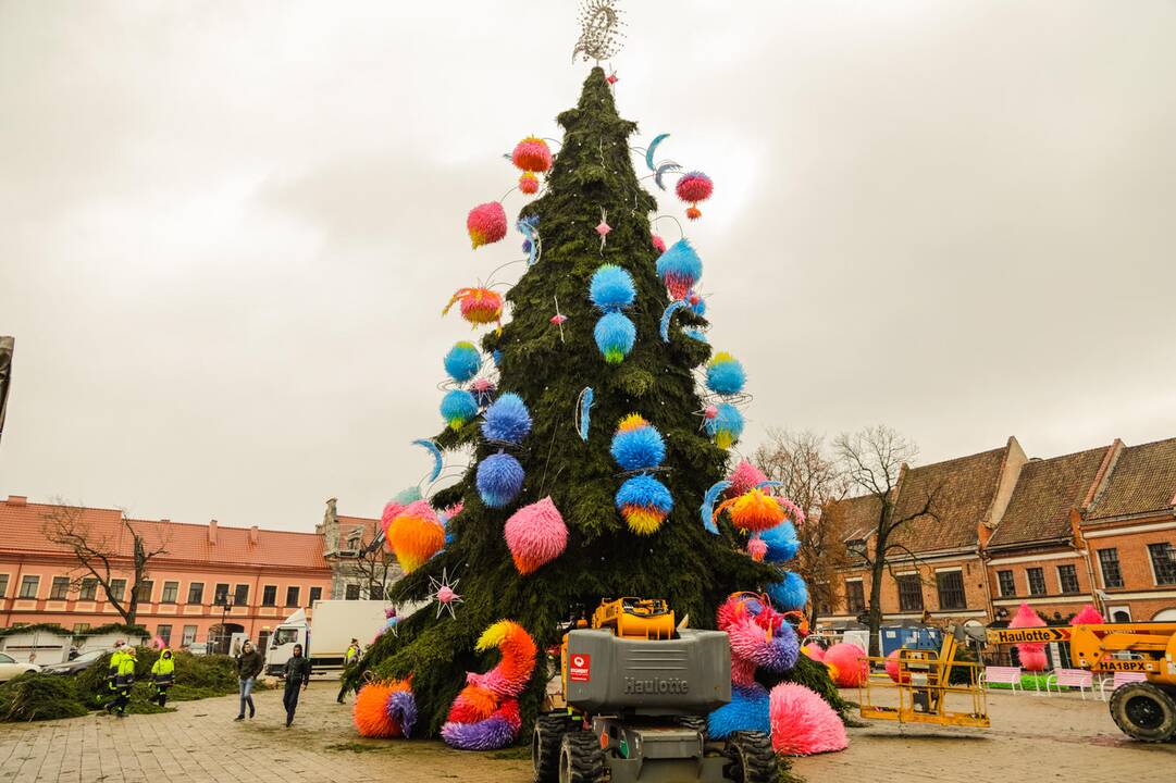 Ant pagrindinės Kauno eglės dėliojami paskutiniai akcentai