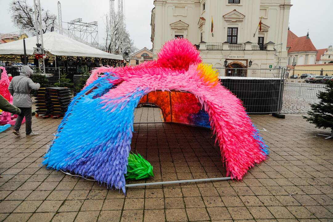 Ant pagrindinės Kauno eglės dėliojami paskutiniai akcentai