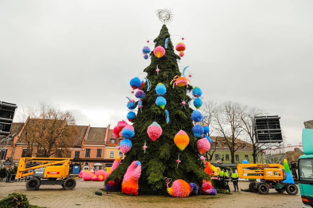 Ant pagrindinės Kauno eglės dėliojami paskutiniai akcentai