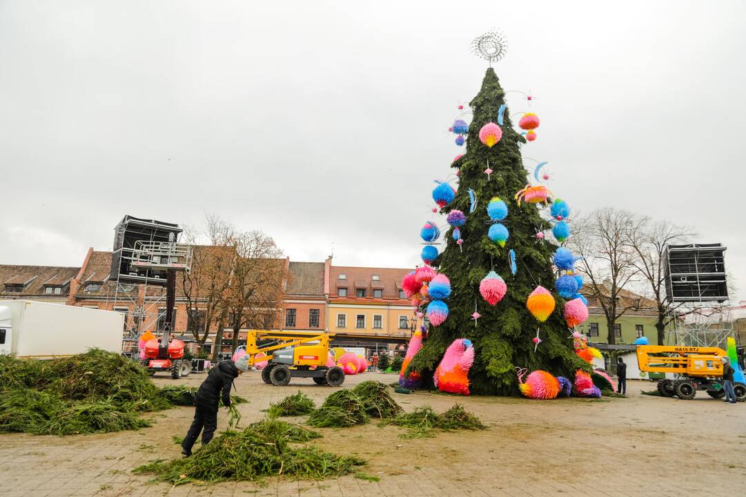 Ant pagrindinės Kauno eglės dėliojami paskutiniai akcentai