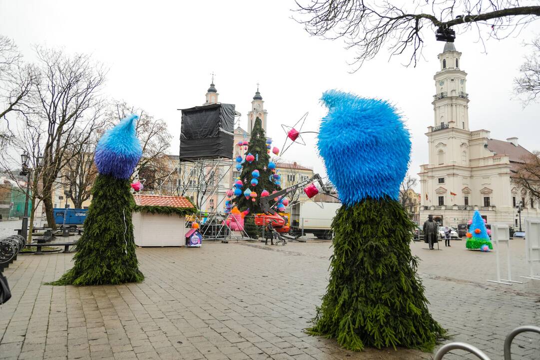 Ant pagrindinės Kauno eglės dėliojami paskutiniai akcentai