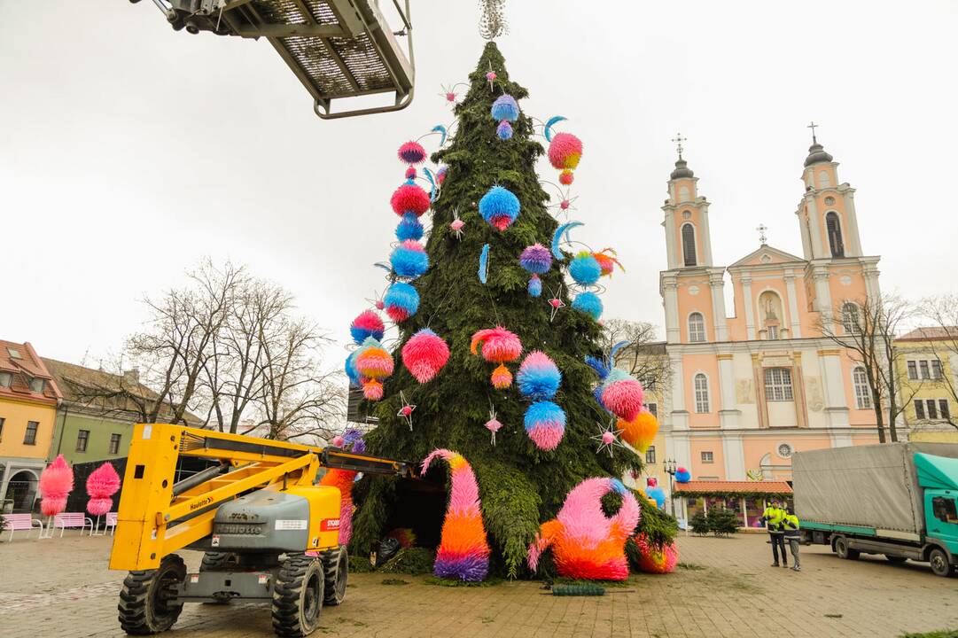 Ant pagrindinės Kauno eglės dėliojami paskutiniai akcentai