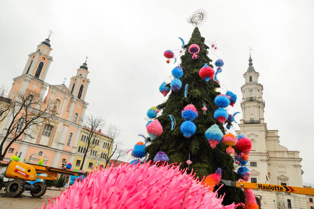 Ant pagrindinės Kauno eglės dėliojami paskutiniai akcentai