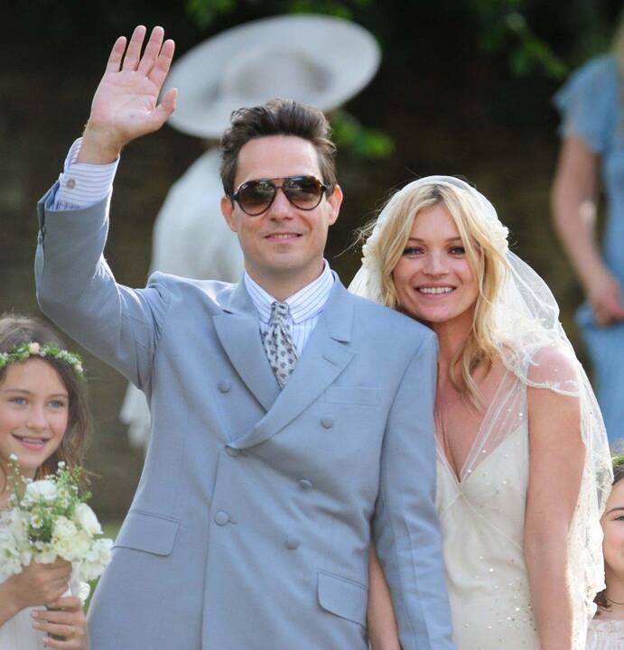 2011 metais britų supermanekenė Kate Moss susižadėjo su ilgamečiu draugu Jamie Hince.