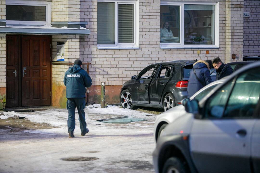 Kaune, daugiabučio kieme, sprogo „VW Golf“