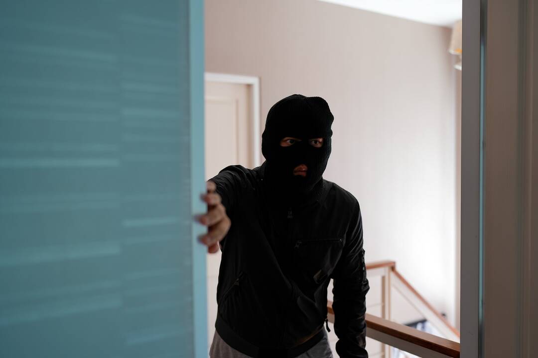 Kaunietė, į butą įsileidusi pažįstamus vyrus, labai pasigailėjo