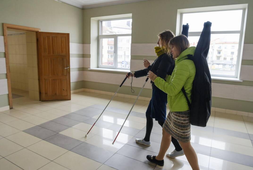 Svarbu: neregiams fotografija nieko nesako, tačiau Laura ir kūrėjas neabejojo parodos nauda matantiems.