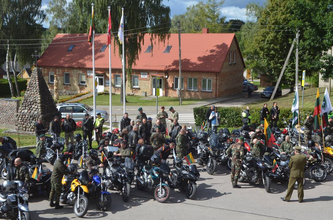 Vaizdas: paminklas – geležinę uždangą simbolizuojančioje metalo plokštėje išpjautas žinomas J. Lukšos siluetas.