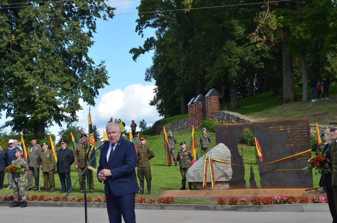Vaizdas: paminklas – geležinę uždangą simbolizuojančioje metalo plokštėje išpjautas žinomas J. Lukšos siluetas.