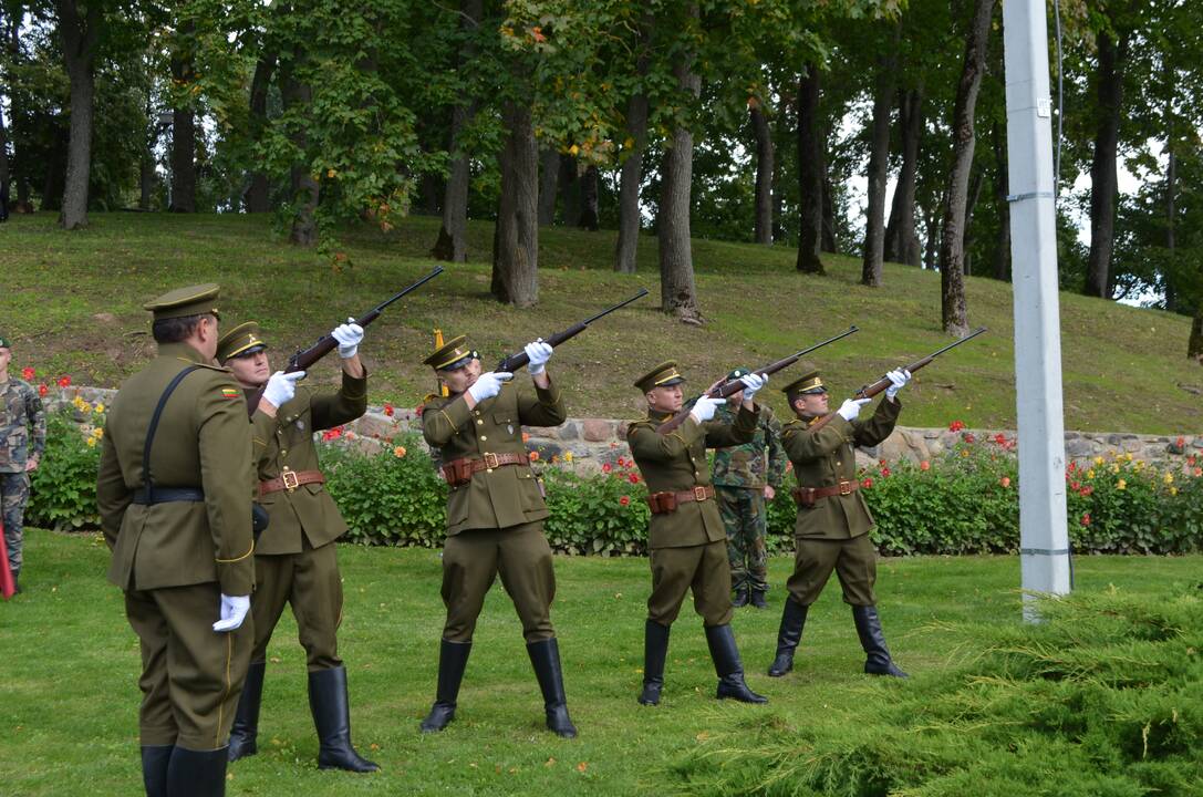 Vaizdas: paminklas – geležinę uždangą simbolizuojančioje metalo plokštėje išpjautas žinomas J. Lukšos siluetas.