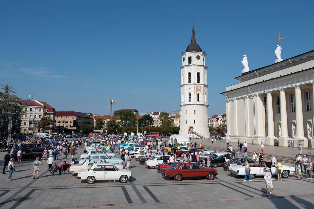Senovinių automobilių žygis Baltijos keliui paminėti