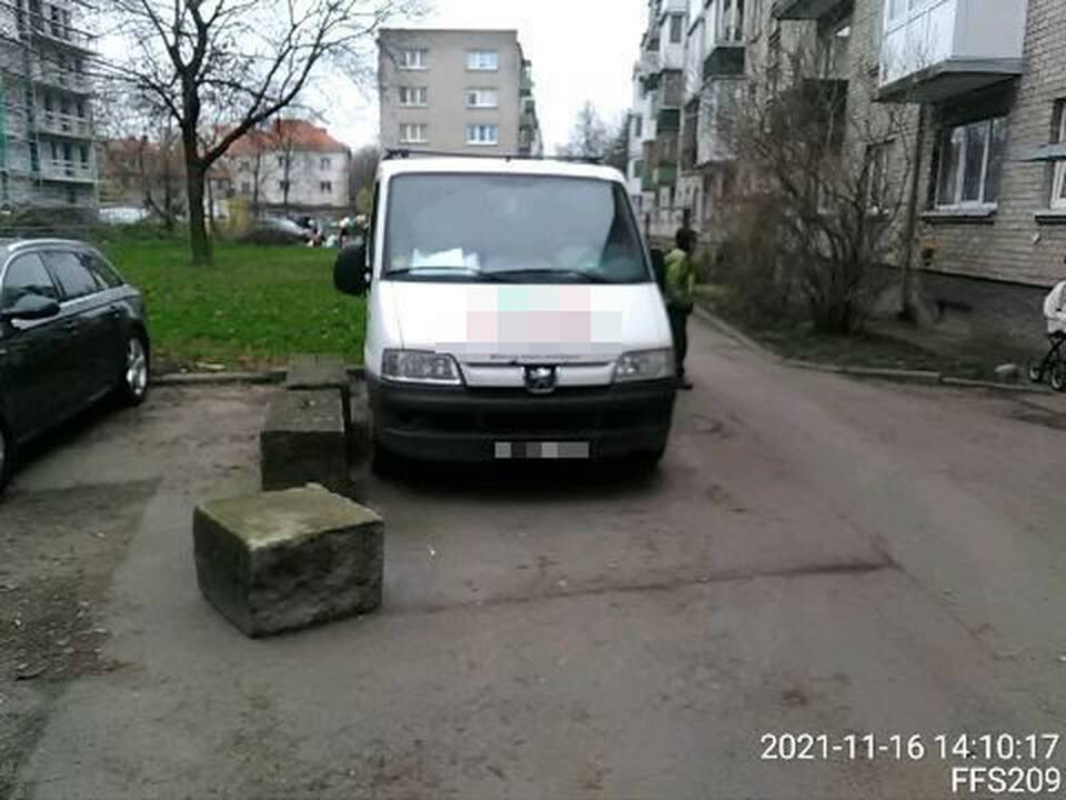 Situacija: visą savaitę vienas Sausio 15-osios gatvės daugiabučių kiemas skendėjo šiukšlėse. Atliekų vežėjai negalėjo jų išvežti dėl gyventojo automobilio, kuris užstojo įvažą.