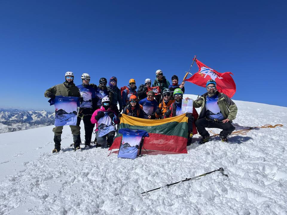 Laikas: liepos 30 d. keturiolika Lietuvos alpinistų pasiekė beveik 4,4 km aukščio Chiuiteno viršukalnę ir ten pirmą kartą iškėlė lietuvišką trispalvę.