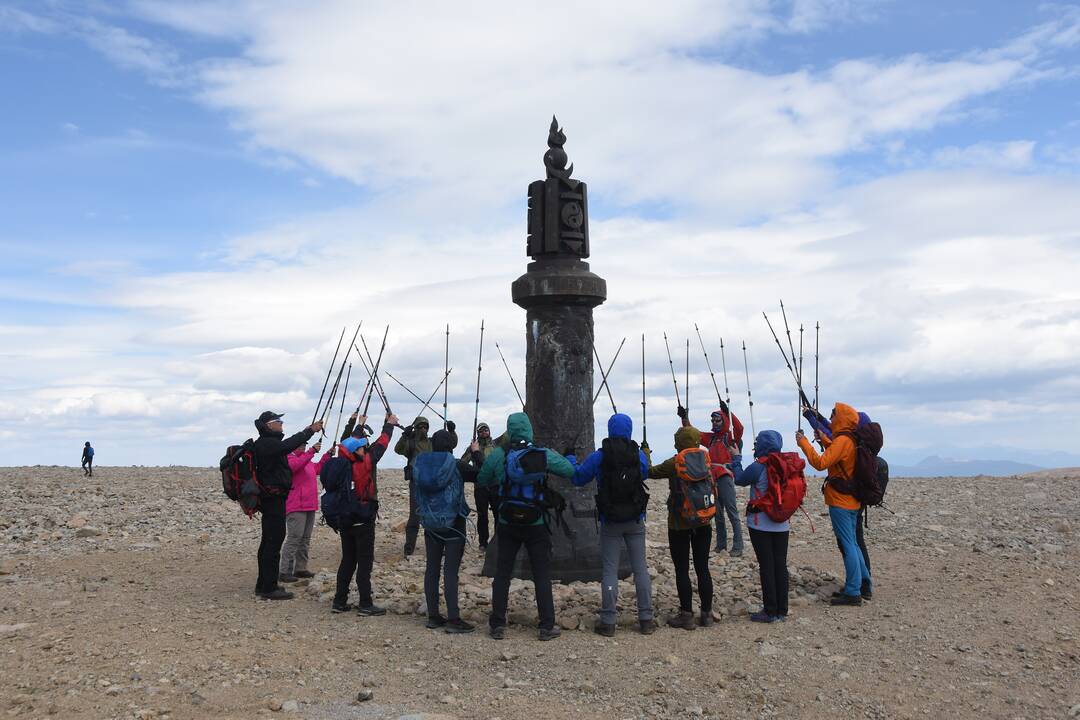 Laikas: liepos 30 d. keturiolika Lietuvos alpinistų pasiekė beveik 4,4 km aukščio Chiuiteno viršukalnę ir ten pirmą kartą iškėlė lietuvišką trispalvę.