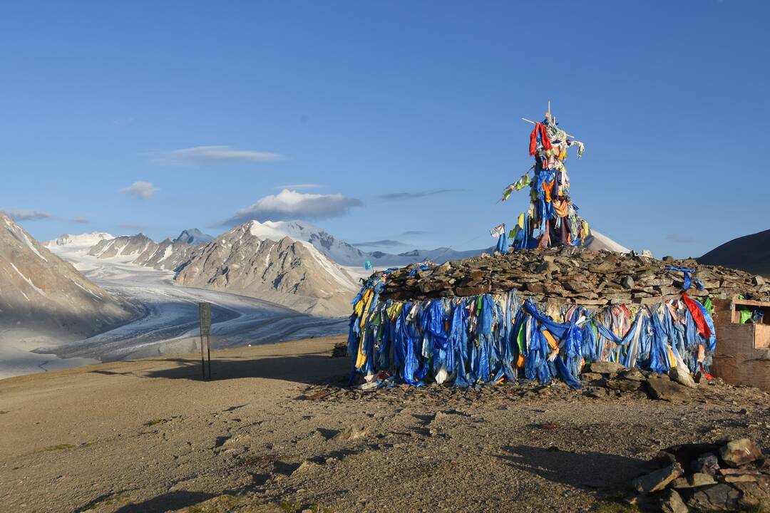 Laikas: liepos 30 d. keturiolika Lietuvos alpinistų pasiekė beveik 4,4 km aukščio Chiuiteno viršukalnę ir ten pirmą kartą iškėlė lietuvišką trispalvę.