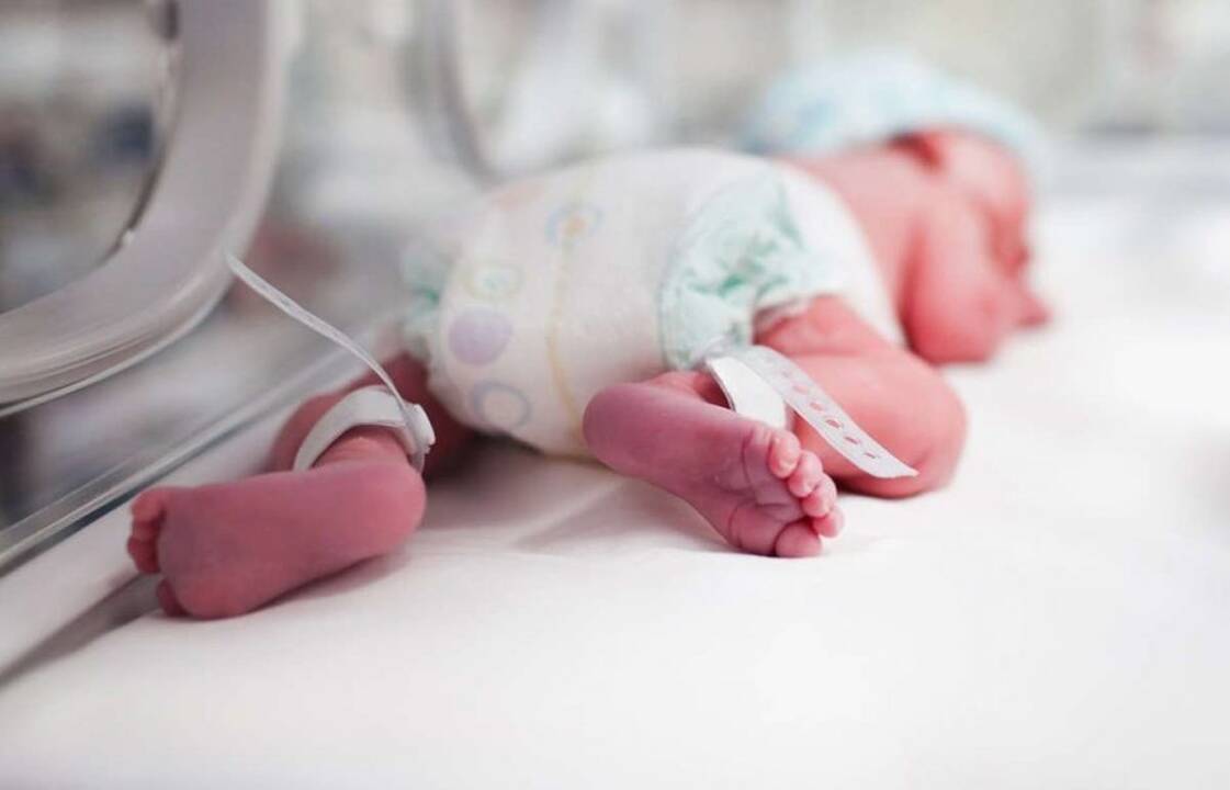Neveronyse, apleistoje patalpoje, galimai neblaivi moteris pagimdė kūdikį