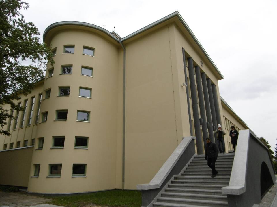 Braižas: KTU Vaižganto progimnazijos laiptinės rizalitas ir iškilmingi dvipusiai laiptai. Nuotraukoje dešinėje – M.Valančiaus mokyklos-darželio interjero detalė.