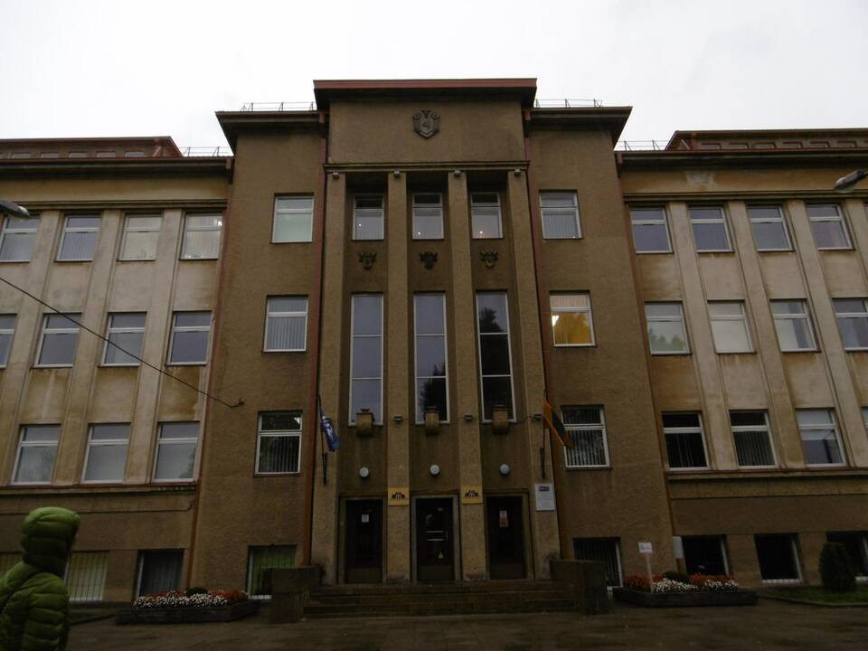 Braižas: KTU Vaižganto progimnazijos laiptinės rizalitas ir iškilmingi dvipusiai laiptai. Nuotraukoje dešinėje – M.Valančiaus mokyklos-darželio interjero detalė.