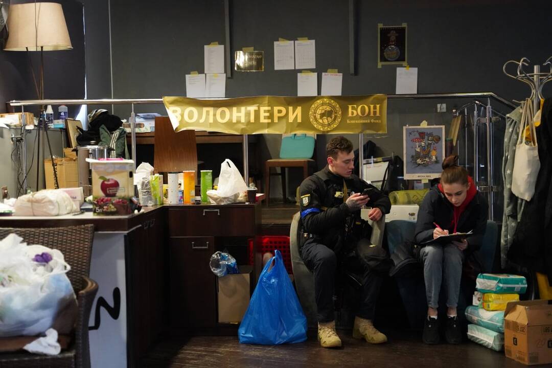  Pasirinkimas: O. Brit paliko Paryžių, nes negalėjo iš toli stebėti, kas vyksta su jos šalimi.