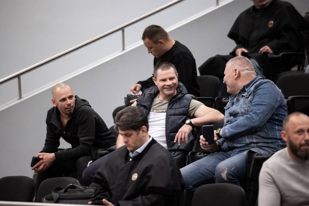 Per riaušes sužalota pareigūnė: gavau su plytgaliu per galvą, visą laiką vėmiau, praradau regėjimą