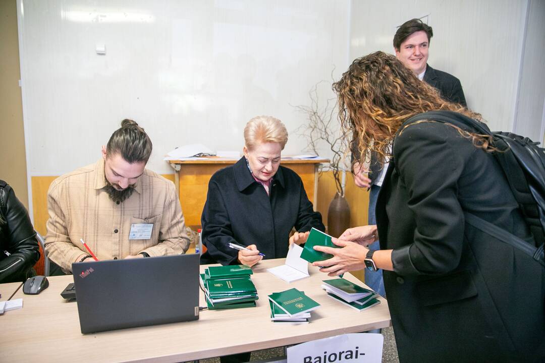 Lietuva renka prezidentą ir sprendžia dėl dvigubos pilietybės