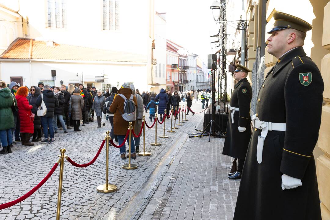 Vasario 16-osios minėjimas prie Lietuvos nepriklausomybės signatarų namų Vilniuje
