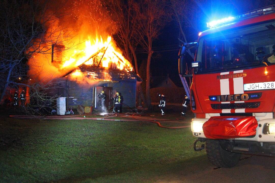 Tragedija Panevėžyje: gaisravietėje rasta dar gyva 25-erių moteris mirė ligoninėje