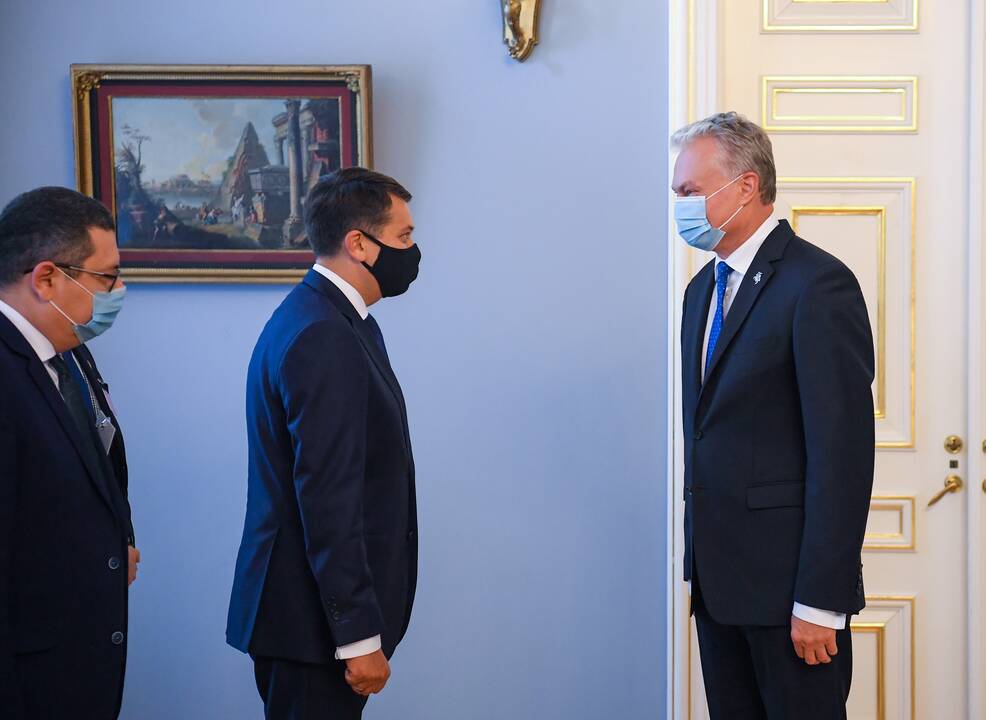 Dmytro Razumkovas (iš kairės) ir Gitanas Nausėda