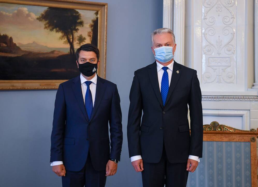 Dmytro Razumkovas (iš kairės) ir Gitanas Nausėda