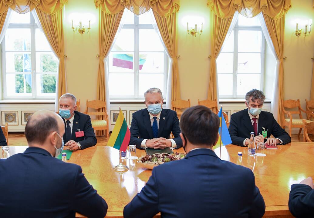 Dmytro Razumkovas (iš kairės) ir Gitanas Nausėda