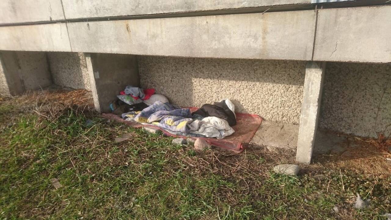 Problema: vieno Gargždų daugiabučio gyventojai jau trejus metus kenčia benamio, įsikūrusio po namo balkonu, kaimynystę.