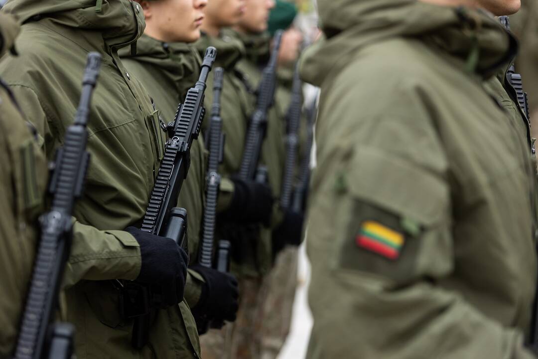 Seimo pirmininkė ir premjerė sveikina karius Lietuvos kariuomenės dienos proga