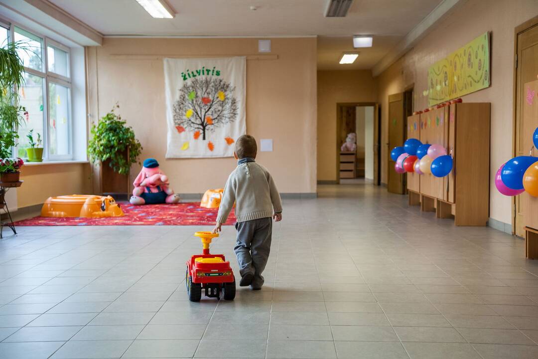 Vilniaus darželio darbuotojoms – įtarimai siaubingu elgesiu su vaikais: gąsdino, kad išmes pro langą