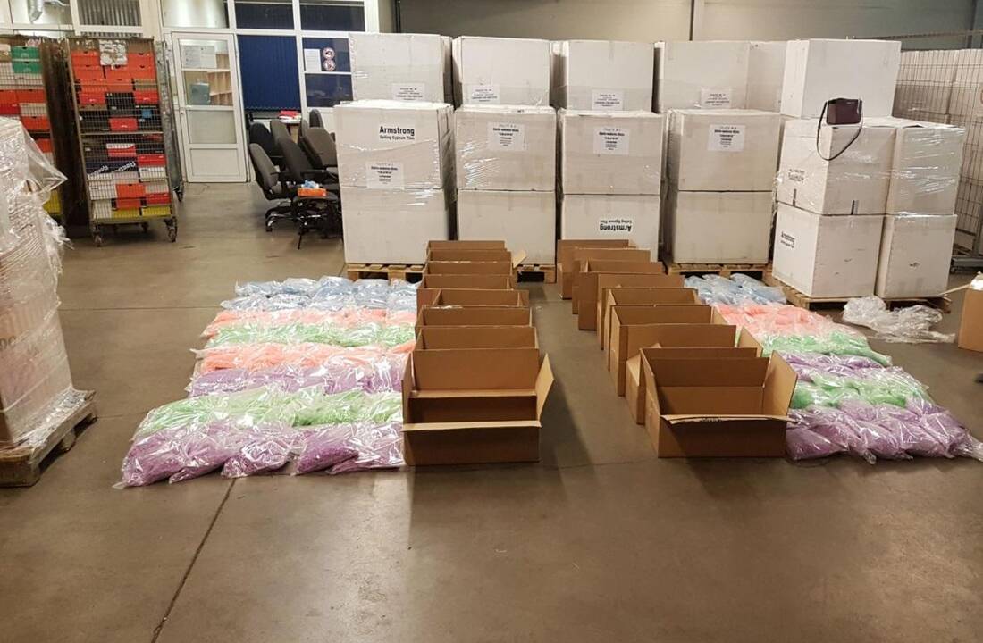 Pas Kaune sučiuptą narkobaroną rasta pusė milijono eurų ir keturi ginklai