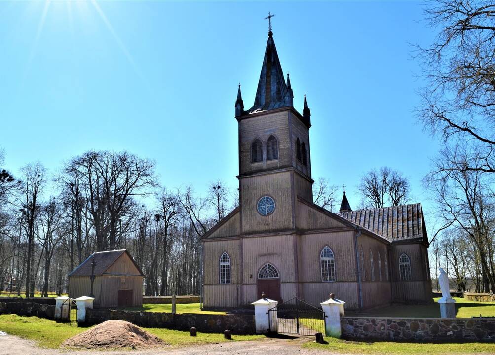 Baigta tvarkyti Salų dvaro sodybos šv. Kryžiaus bažnyčia 