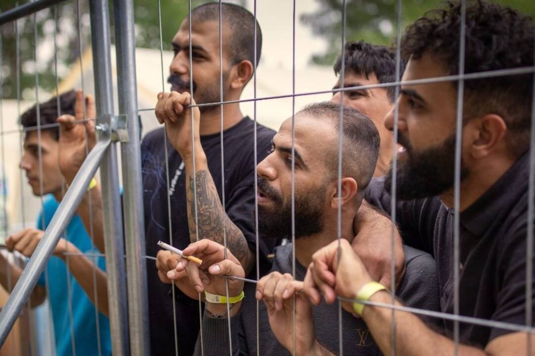 Teismai veria duris migrantams į laisvę: jie įgija teisę skųsti suvaržymus 
