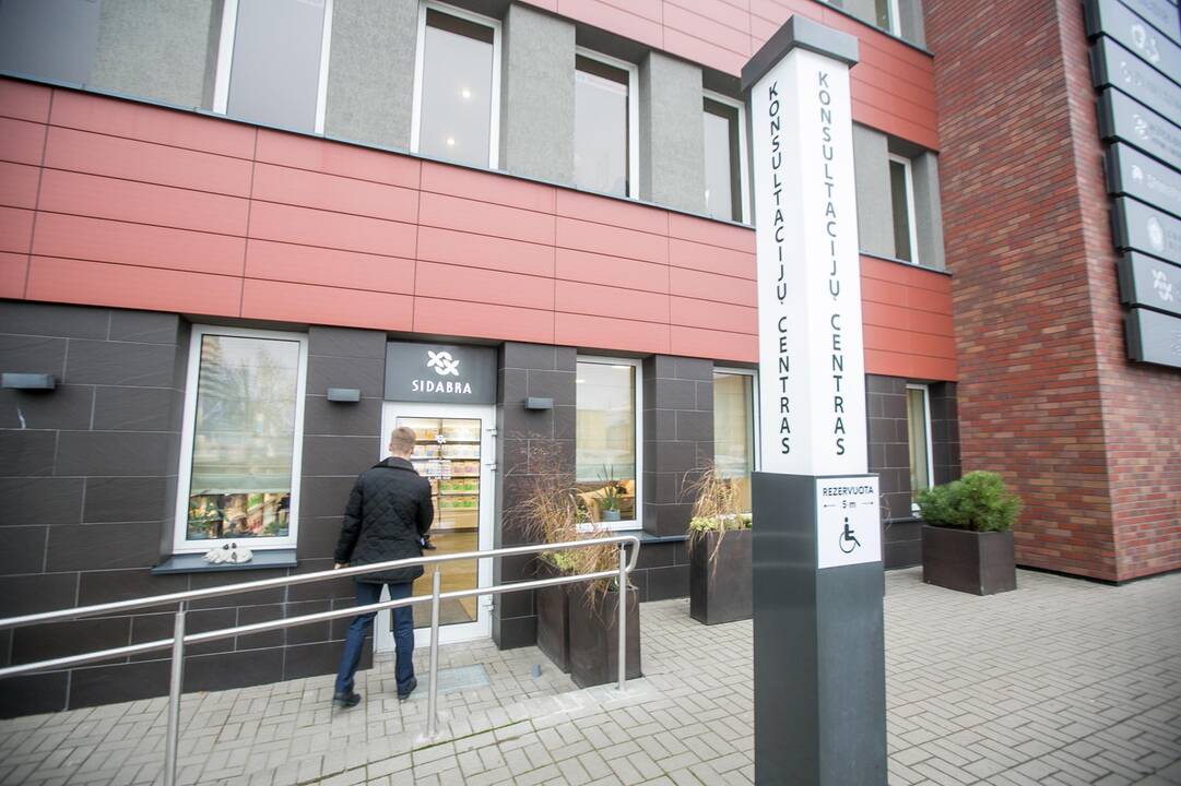 Momentas: atidarymo juostelę perkirpę TZMO SA prezidentas ir generalinis direktorius J.Józefowicz ir bendrovės TZMO Lietuva direktorė R.Bagdanavičienė viliasi, kad čia atėję žmonės vienoje vietoje gaus visą reikiamą informaciją apie slaugą.