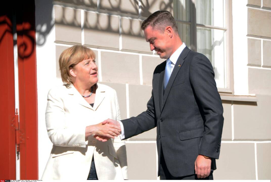 Angela Merkel (kairėje) ir Taavi Roivas (dešinėje)