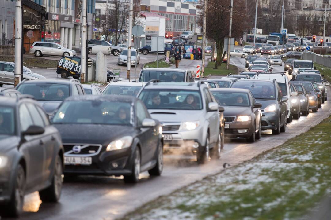 Vairuotojams prireiks atidumo: vietomis keliai su pažliugusio sniego provėžomis, slidūs