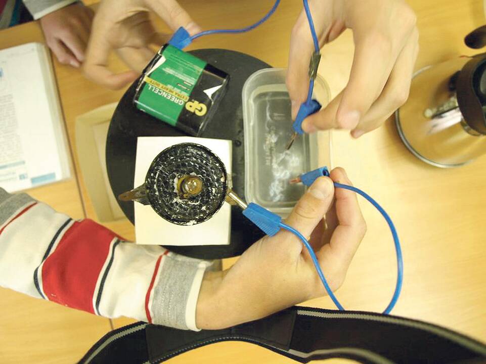 Fizikos pamokose vaikai tampa mokslininkais ir robotų kūrėjais