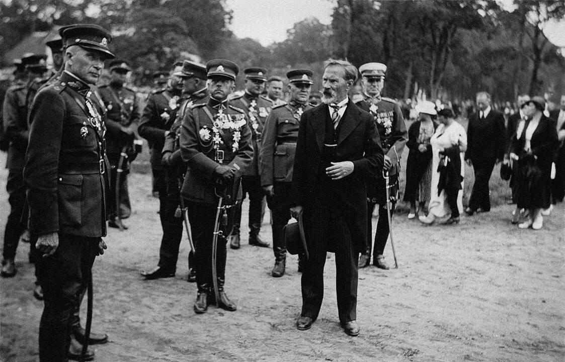 Pagerbė: P.Urbanavičius (dešinėje) įteikė LAKS 30-mečio medalį dimisijos vyr. ltn. Romualdui Dunauskui.