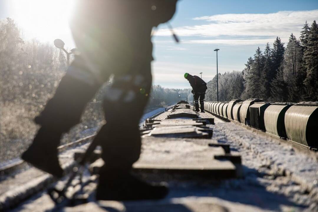 „Lietuvos geležinkeliai“ sako negavę kitų įmonių prašymų vežti baltarusiškas trąšas