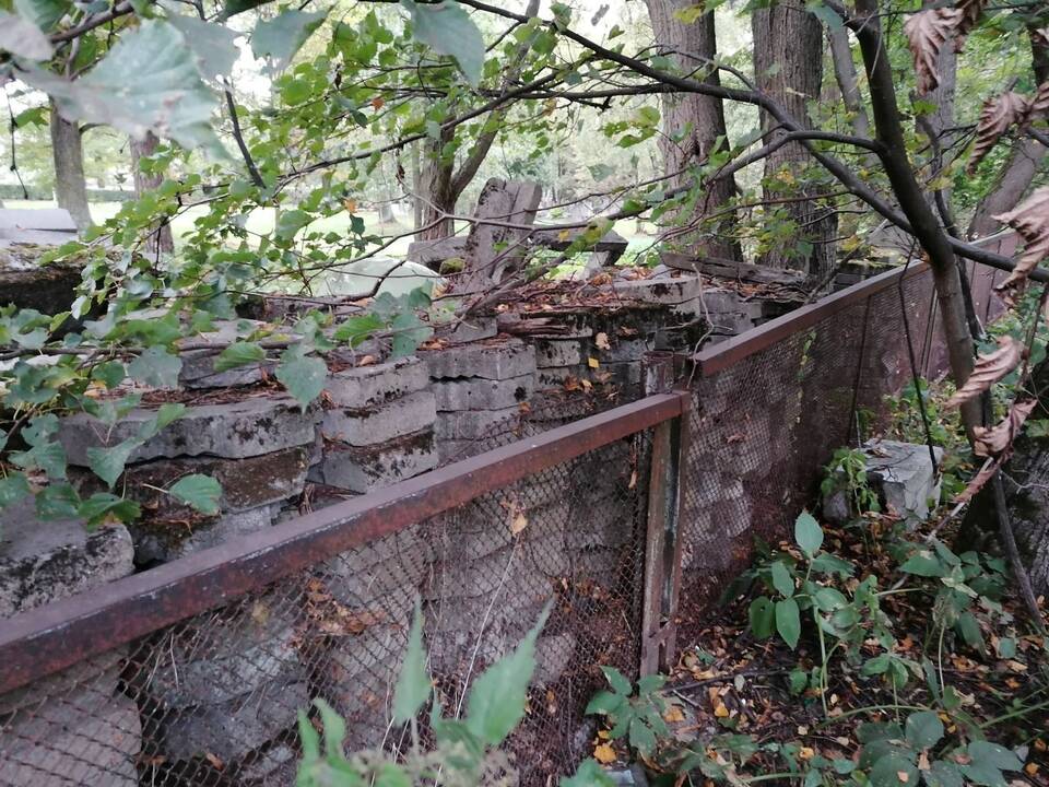 Nereikalingi: ši krūva, anot kapinių vedėjos, utilizavimui paruošti antkapiai.